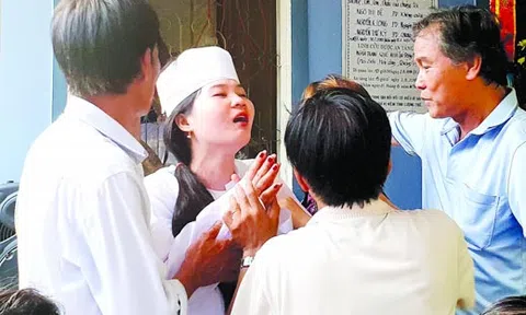 Nghe cuộc gọi lúc 4h, cô dâu gào khóc đòi chết theo chồng